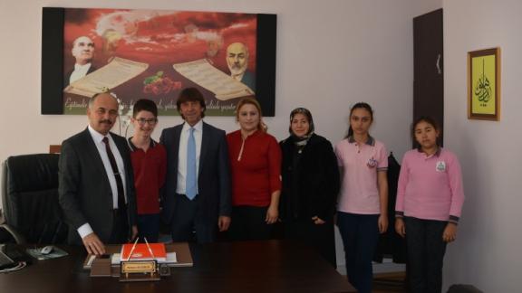 Mimar Sinan Ortaokulu Öğrencileri İlçe Milli Eğitim Müdürümüzle Röportaj Yaptı.