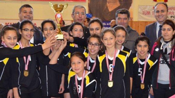 20162017 Eğitim-Öğretim yılı Okul Sporları Etkinlikleri Kapsamında Düzenlenen Kumluca Küçükler Voleybol Müsabakaları sona erdi.