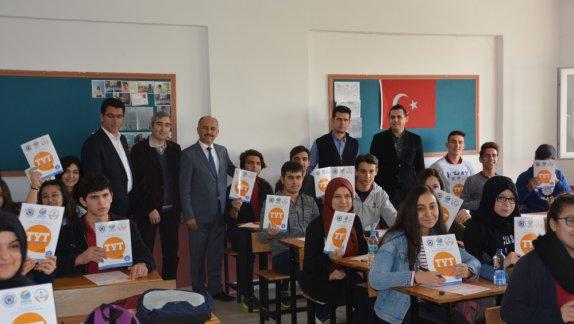 Kumluca İlçe Milli Eğitim Müdürlüğü, Kumluca Belediyesi ve İstanbul Aydın Üniversitesi işbirliği ile ilçemizde Türkiye Geneli Deneme Sınavı yapıldı.