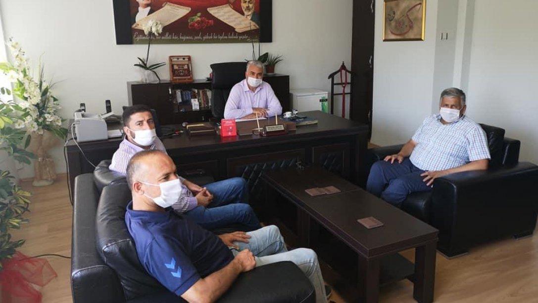 AK Parti Kumluca İlçe Başkanı Sayın Erol Uysal ve İlçe Parti Teşkilatı Üyelerinden oluşan heyet, İlçe Milli Eğitim Müdürümüz Sayın Mustafa Aktaş'ı ziyaret etti. 