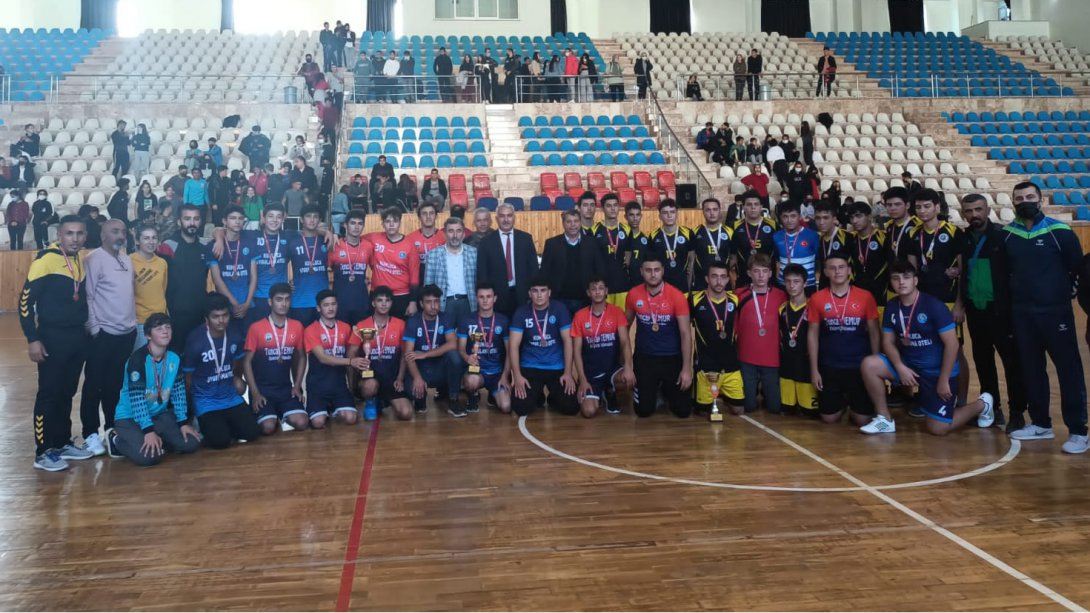 AHENK Projesi Kapsamında Düzenlenen Liseler arası Okul Sporları Hentbol Final Karşılaşması Ödül Töreni Yapıldı.