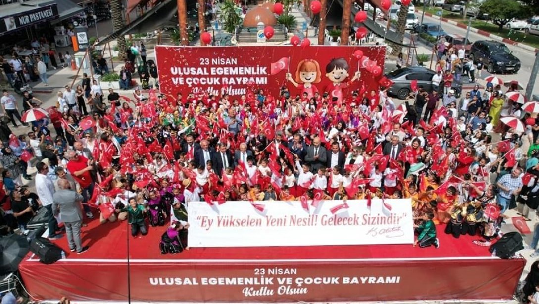 23 Nisan Ulusal Egemenlik ve Çocuk Bayramı resmî kutlama programı Kaymakamımız Sayın Tekin Erdemir, ilçe protokolü, öğretmen ve öğrencilerimiz ile vatandaşlarımızın katılımlarıyla Kumluca Cumhuriyet Meydanı'nda gerçekleştirildi.