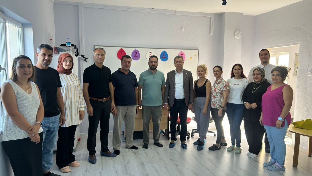 Kumluca İlçe Milli Eğitim Müdürümüz Sayın Yusuf TEKDEMİR ve Şube Müdürü Niyazi GÜRGAN, Münire Osman Alkan İlkokulu ile İlçemizde Bu Yıl Açılan Kumluca Özel Eğitim Ana Okulunu Ziyaret Ettiler.