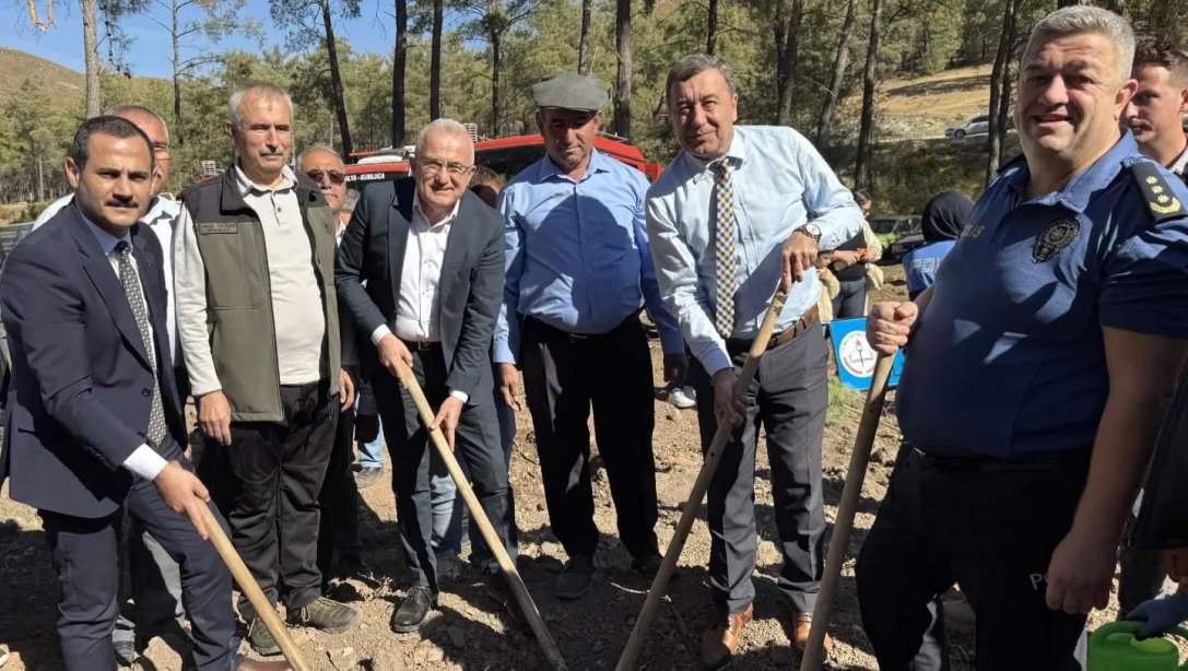 Cumhuriyetimizin kuruluşunun 101. Yıldönümü etkinlikleri kapsamında Kumluca Orman İşletme Müdürlüğümüz koordinesinde düzenlenen fidan dikme etkinliği diznelendi.