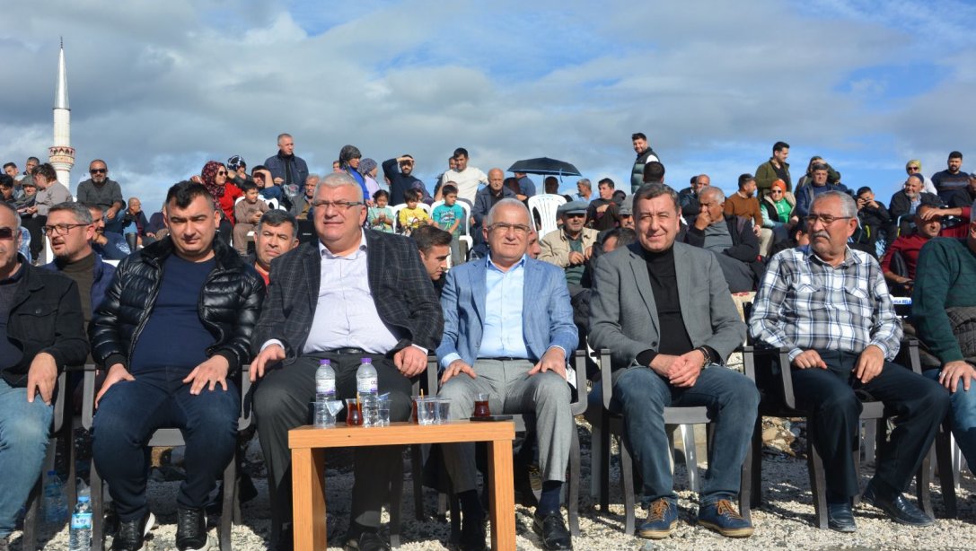 İlçe Milli Eğitim Müdürlüğümüz yararına düzenlenen  Geleneksel Kumluca Deve Güreşi Festivali bugün gerçekleşti.