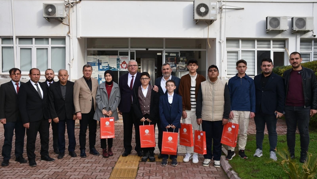 Çeşitli Dallarda Dereceye Giren Öğrenciler İlçe Kaymakamımız Tarafından Ödüllendirildi.